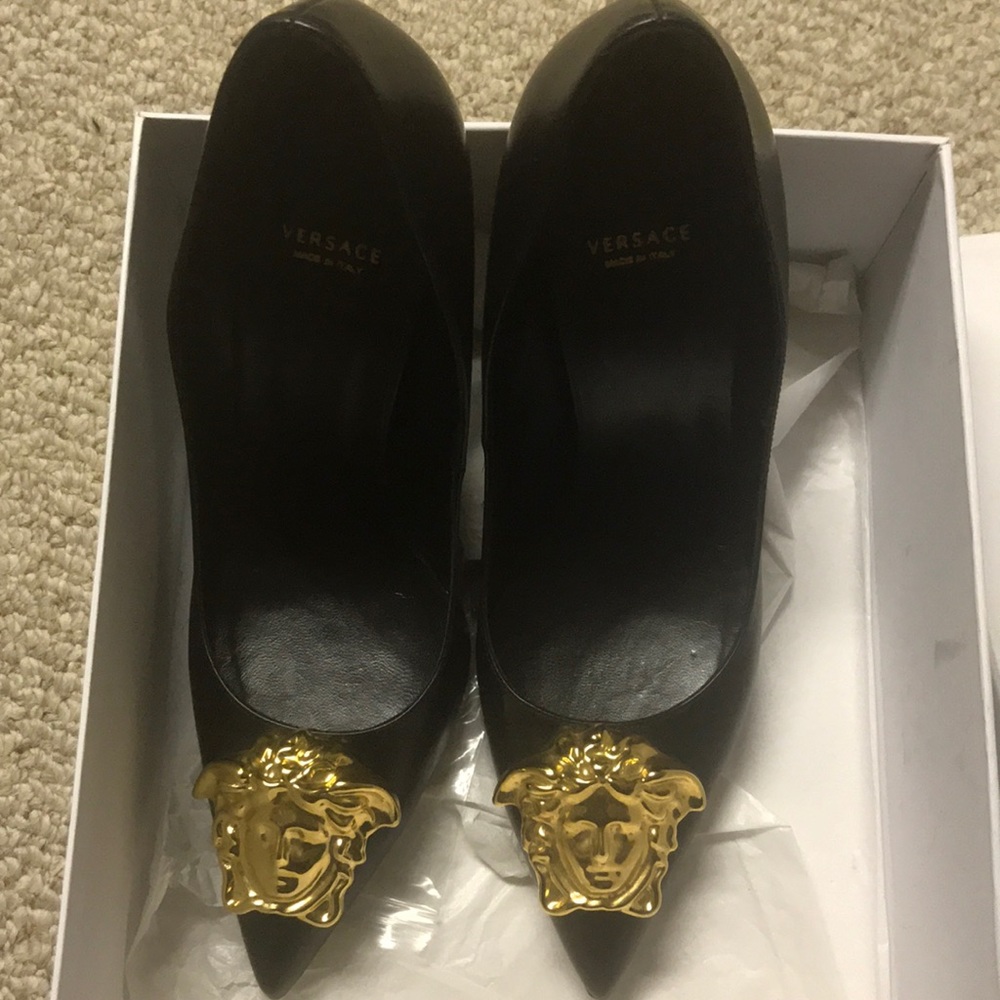 ❌ SOLD 
Versace Medusa Palazzo Pumps 41